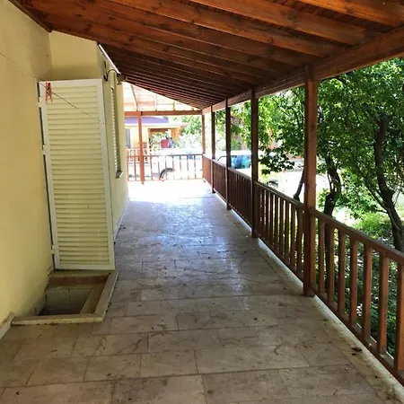 Nyaraló Ephesus House *